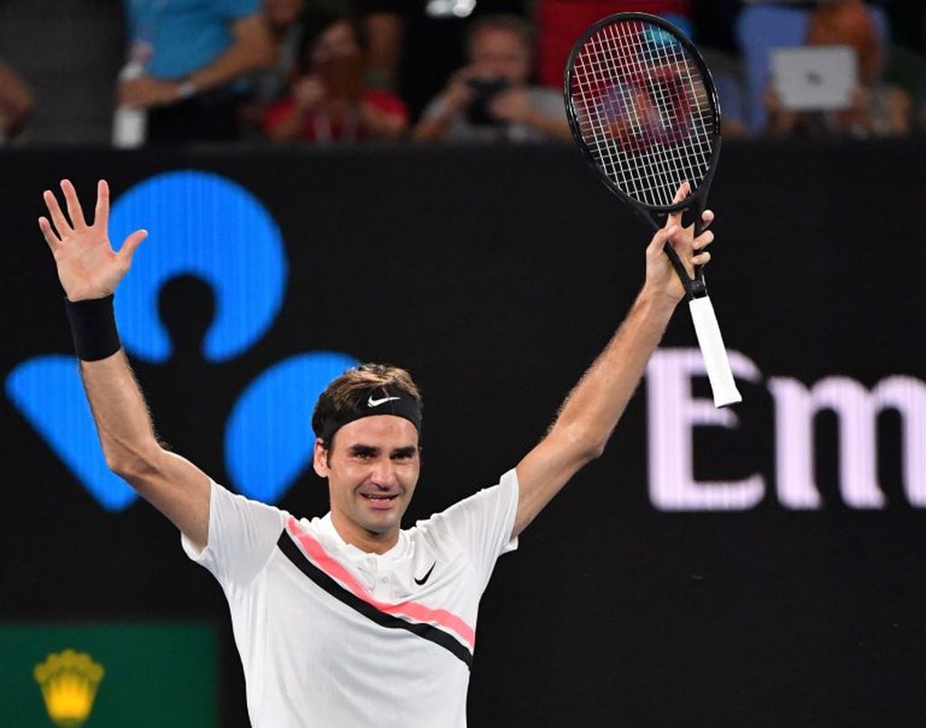 Switzerland's Roger Federer celebrates beating Croatia's Marin Cilic in their men's singles final match on day 14 of the Australian Open tennis tournament in Melbourne on January 28, 2018. / AFP PHOTO / SAEED KHAN / -- IMAGE RESTRICTED TO EDITORIAL USE - STRICTLY NO COMMERCIAL USE --
