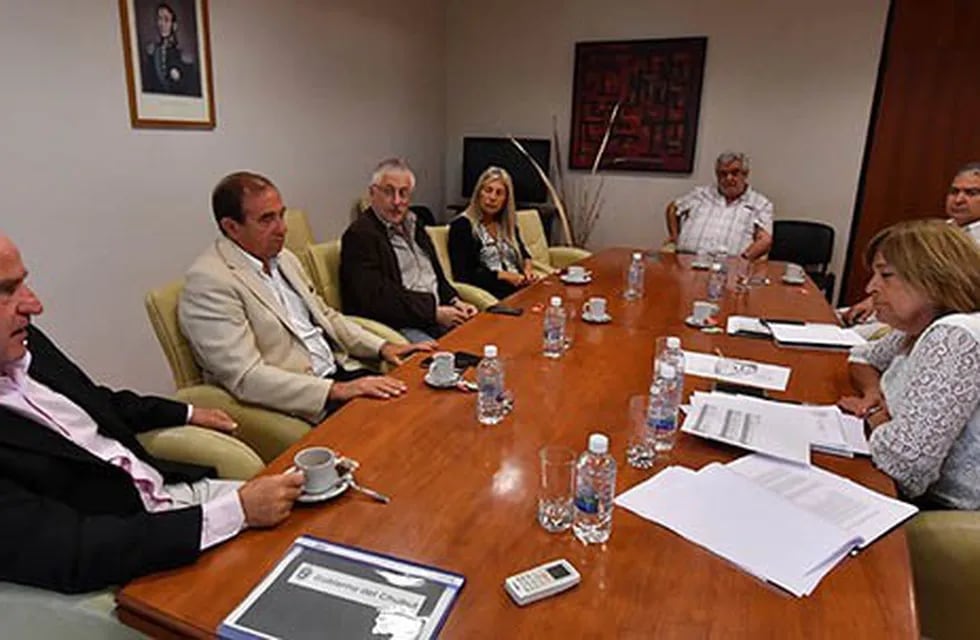 El ministro Garzonio en reunión con los diputados para analizar el decreto por pago a proveedores.