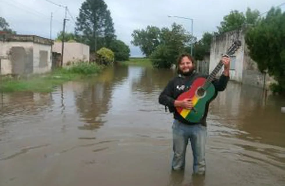 Coky, el autor de las fotos del asado bajo el agua en La Emilia.