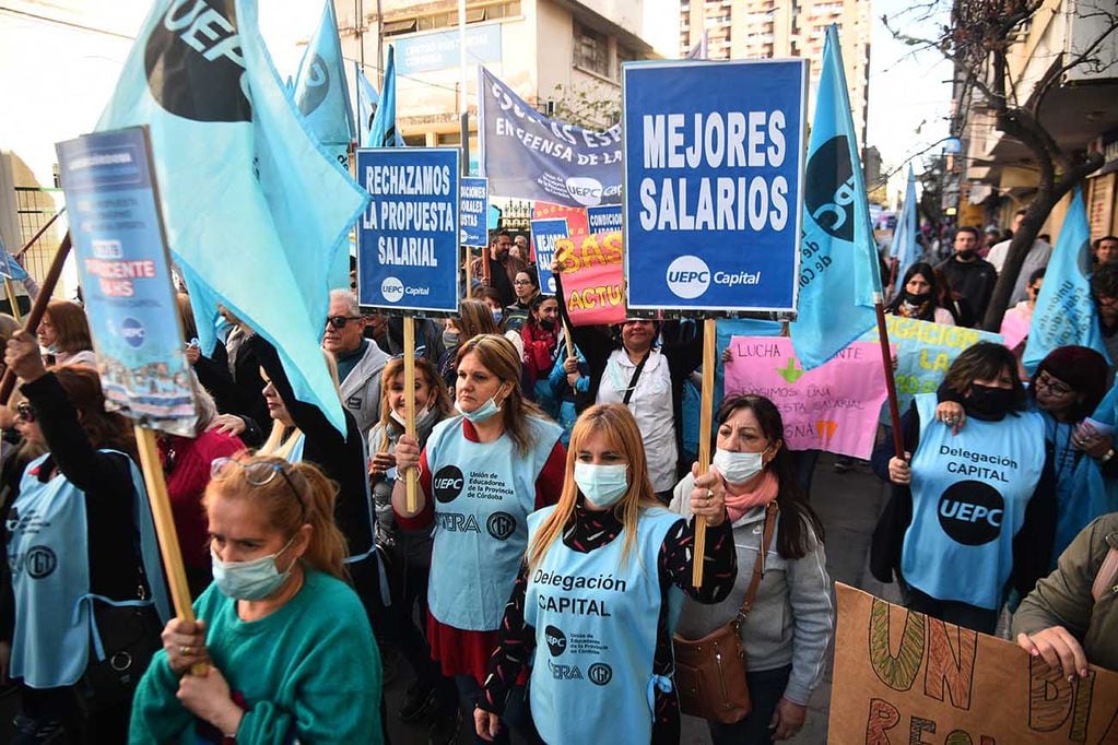 Docentes nucleados en UEPC salen a las calles contra el ofrecimiento salarial del Gobierno. Trabajadores de Hospitales provinciales marchan también al Centro Cívico. (Pedro Castillo / La Voz)