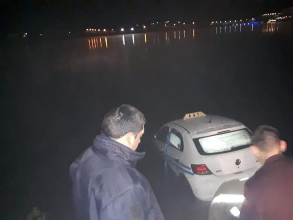 Su taxi terminó hundido en el lago Potrero de los Funes.