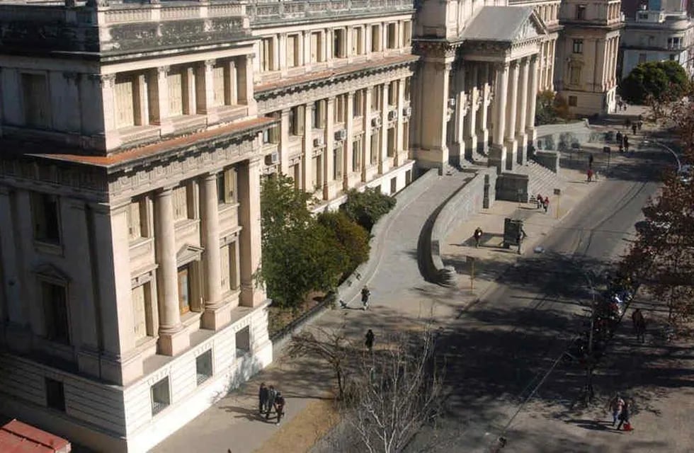 Tribunales. La sede histórica de la Justicia provincial, frente a la plaza de la Intendencia, en Córdoba (La Voz/Archivo).