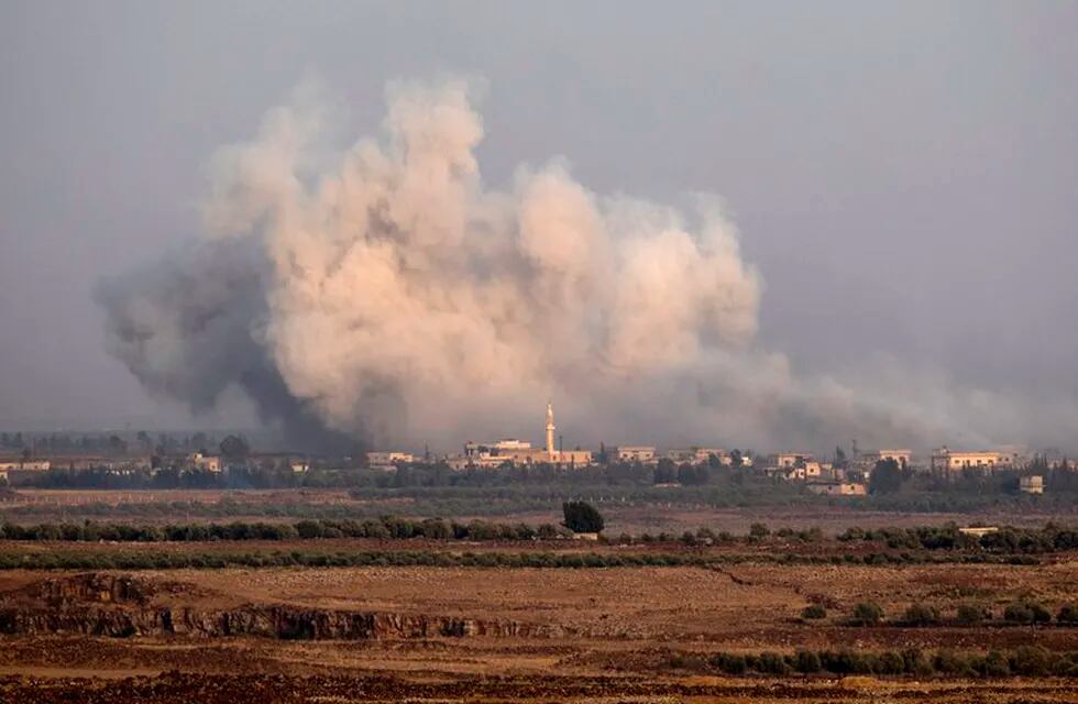 El humo que provocó el impacto del cohete en la frontera de Siria e Israel.(EFE/Atef Safadi)