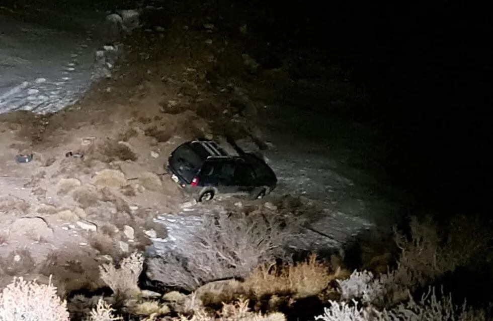 Dos amigos desbarrancaron en la cordillera y sobrevivieron 3 días en la camioneta. Foto: Defensa Civil Malargüe.