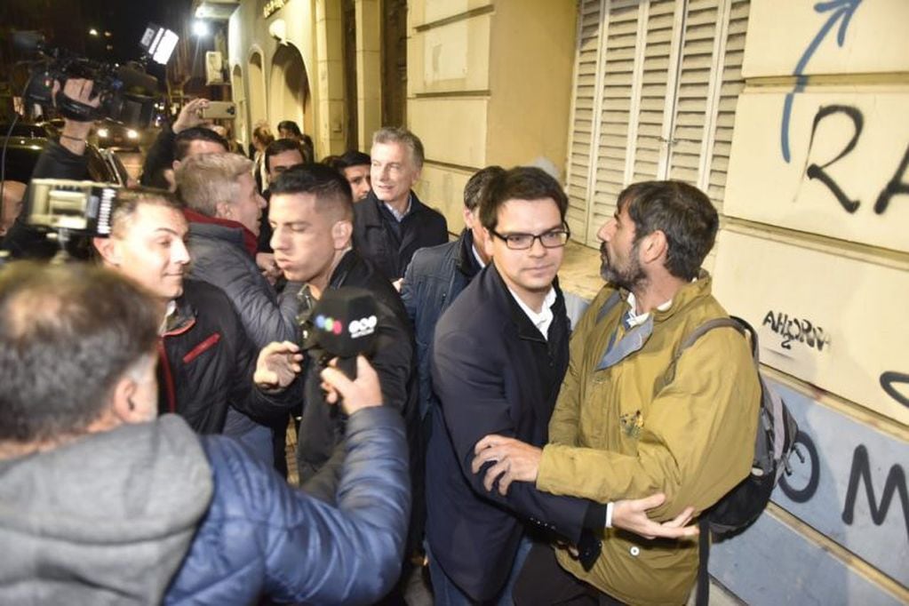 Mauricio Macri y Juan Schiaretti y el intento de escrache de una persona en la calle.