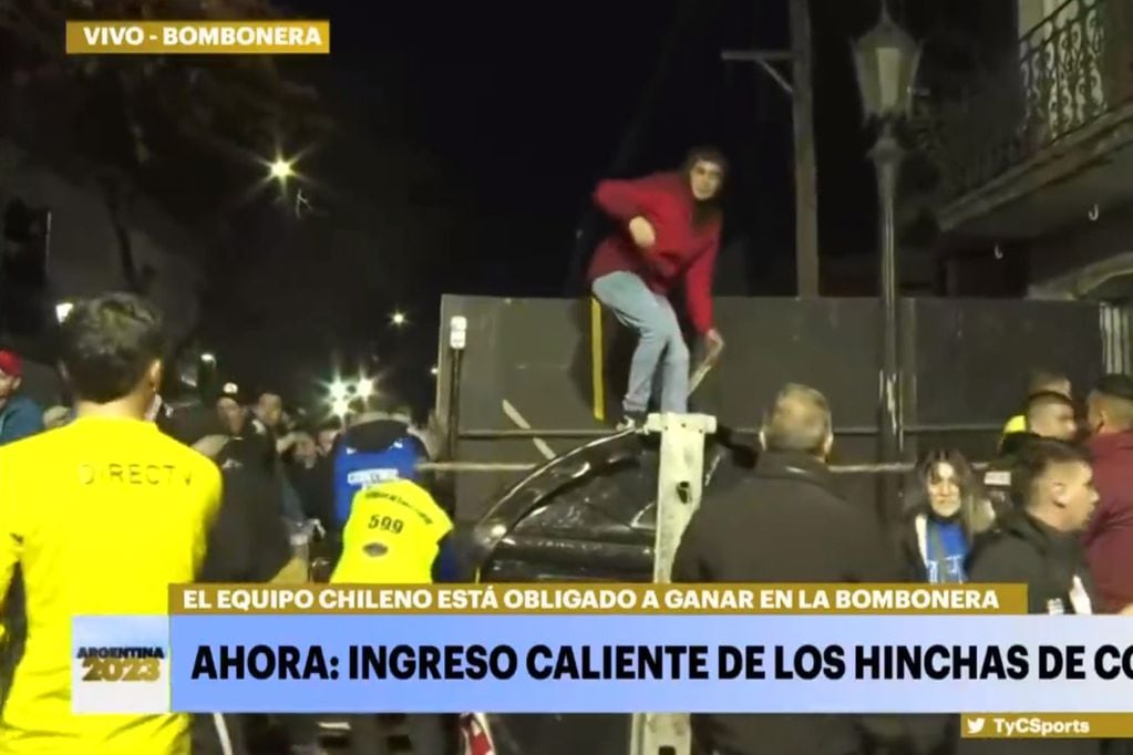 Hinchas de Colo Colo ingresando a la fuerza en las cercanías de la Copa Libertadores. (Captura de TV)