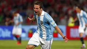 Higuaín hizo anoche uno de los mejores goles de las Eliminatorias (Foto: DyN).