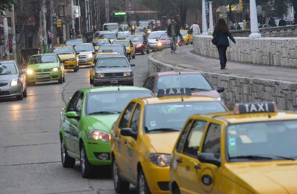 Sortearán 4.000 chapas entre taxistas y remiseros (La Voz).