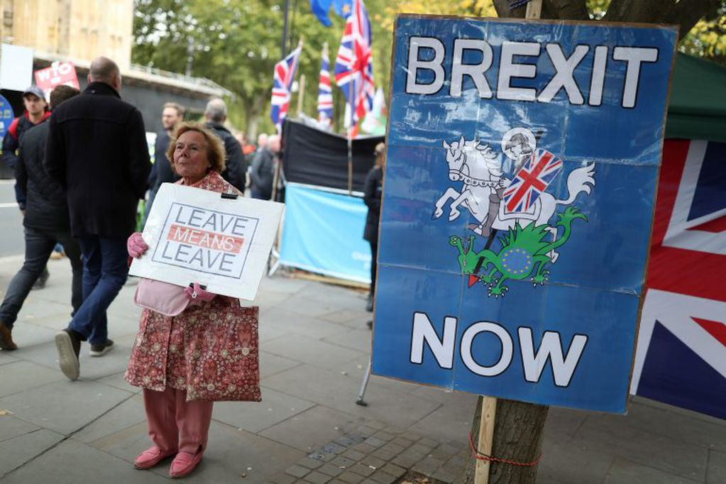 Una manifestante de Pro Brexit sostiene un cartel mientras participa en una protesta frente a las Casas del Parlamento. Crédito: Yui Mok / PA Wire / dpa.