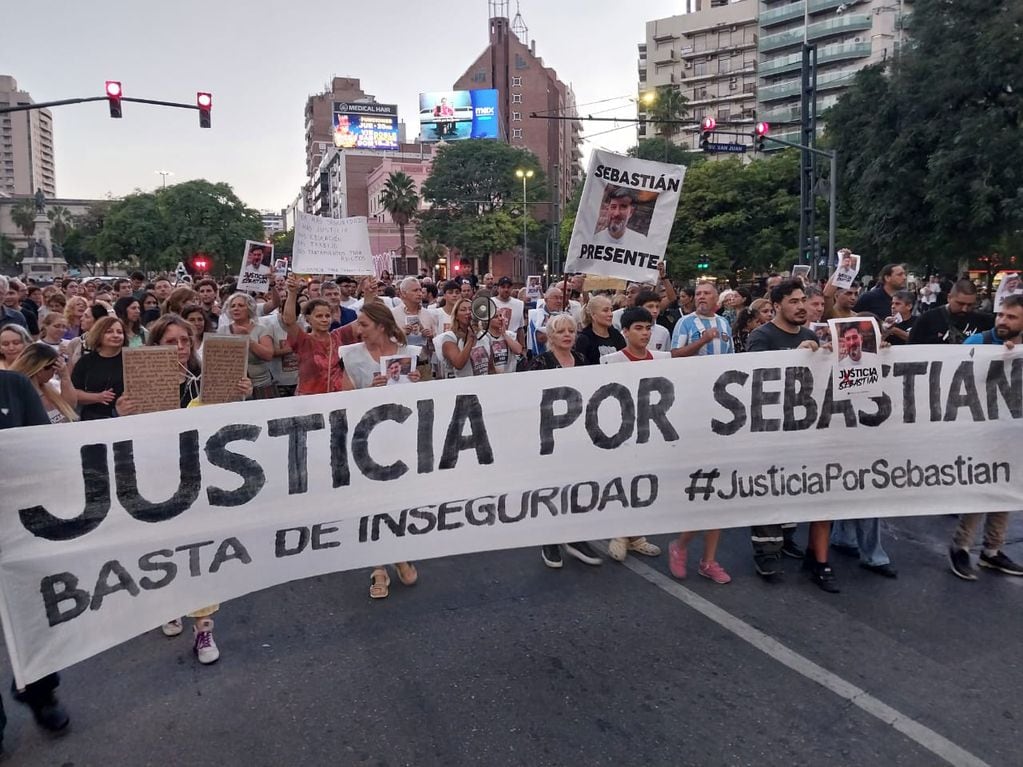 Un centenar de personas marcha por el Centro de Córdoba para exigir justicia por el crimen de Sebastián Villarreal, ultimado por motochoros hace una semana en barrio Yofre Norte. (La Voz)