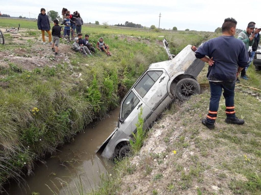 Un auto cayó en un zanjón en Olavarría (Foto: Gentileza Verte.tv)