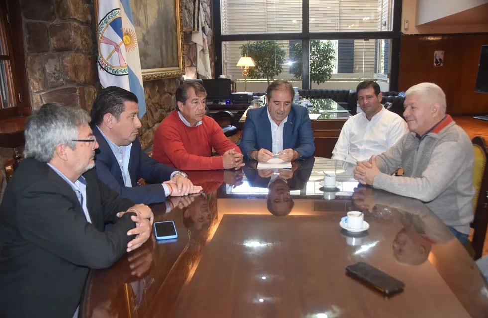 De izquierda a derecha los legisladores Fabián Tejerina, Diego Rotela y Pedro Belizán, el vicegobernador Bernis y el diputado Santiago Jubert, en diálogo con el dirigente de la UTA Jujuy, Sergio Lobo.
