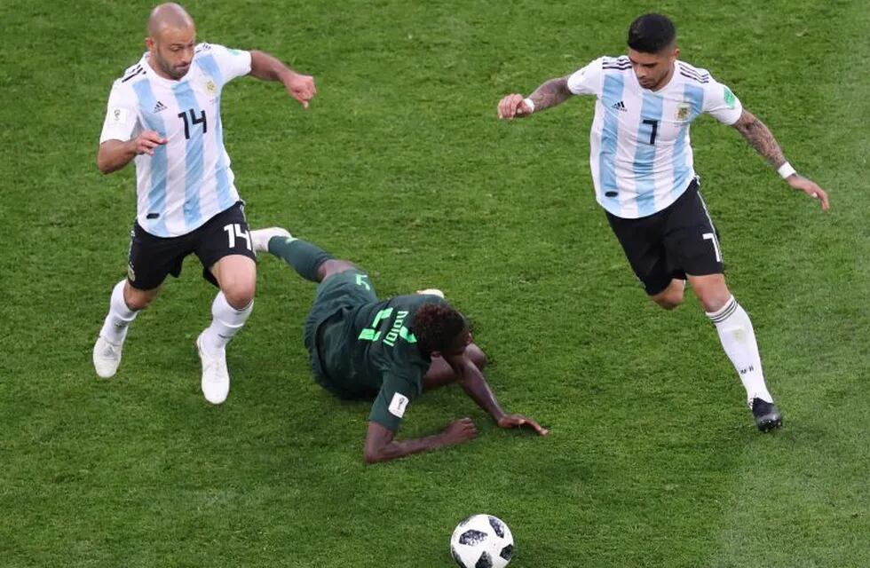 St.petersburg (Russian Federation), 26/06/2018.- Javier Mascherano (L) and Ever Banega (R) of Argentina in action against Onyinye Wilfred Ndidi of Nigeria during the FIFA World Cup 2018 group D preliminary round soccer match between Nigeria and Argentina in St.Petersburg, Russia, 26 June 2018.\r\n\r\n(RESTRICTIONS APPLY: Editorial Use Only, not used in association with any commercial entity - Images must not be used in any form of alert service or push service of any kind including via mobile alert services, downloads to mobile devices or MMS messaging - Images must appear as still images and must not emulate match action video footage - No alteration is made to, and no text or image is superimposed over, any published image which: (a) intentionally obscures or removes a sponsor identification image; or (b) adds or overlays the commercial identification of any third party which is not officially associated with the FIFA World Cup) (Mundial de Fútbol, Rusia) EFE/EPA/GEORGI LICOVSKI EDITORIA