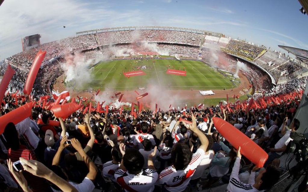 Imagen del Monumental desde la tribuna durante un clásico ante Boca en 2008. Foto: AP/Natacha Pisarenko.