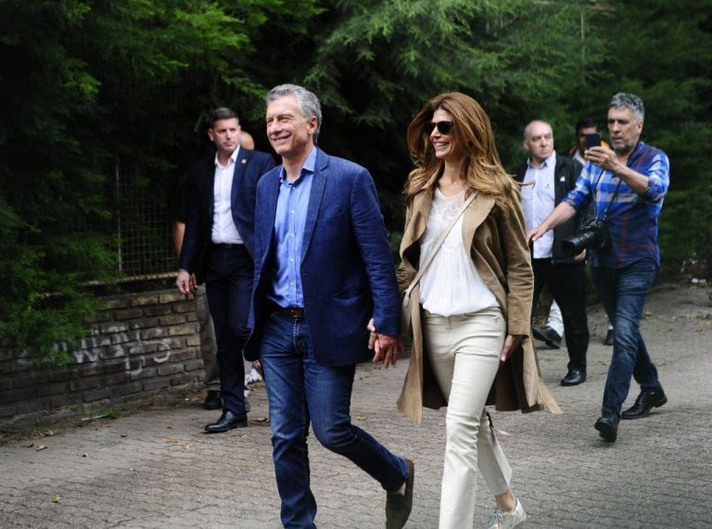 Mauricio Macri llegó a votar junto con su esposa, la primera dama Juliana Awada (Foto: Clarín)