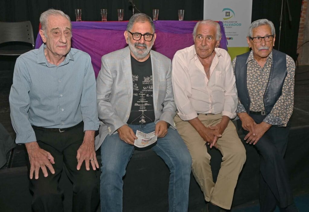 El intendente Raúl Jorge junto a los actores Adán Cesarini y René Olaguivel y el director Yiyi Maidana, quienes junto a María del Carmen Echenique fueron distinguidos por su trayectoria en el teatro jujeño.