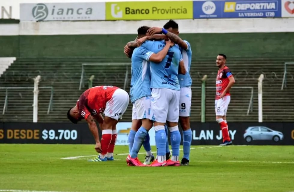 Estudiantes Río Cuarto festeja el segundo gol ante Huracán Las Heras.