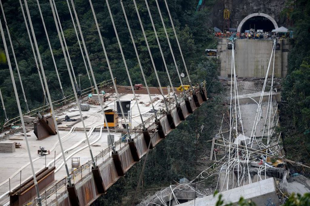 TOPSHOT - General view of a bridge that collapsed in Guayabetal municipality on the road that connects Bogota with the city of Villavicencio, Cundinamarca department, on January 15, 2018.
When the structure suddenly collapsed, there were about 35 or 40 workers at the site. Ten workers were killed and eight injured, according to the authorities. / AFP PHOTO / Raul Arboleda