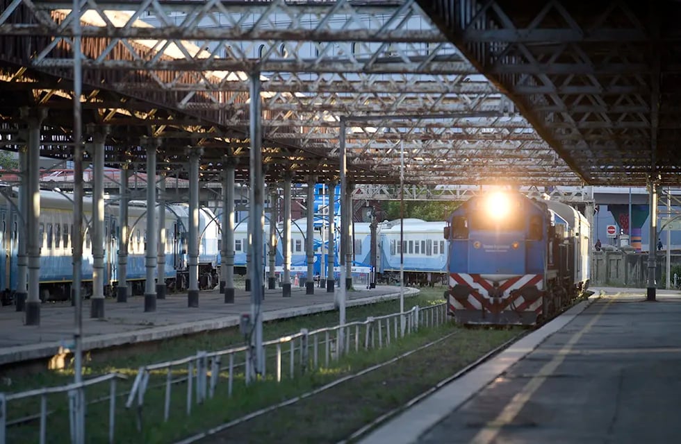El tren sale de la estación Mitre y tarda 21 horas en llegar a Buenos Aires.
