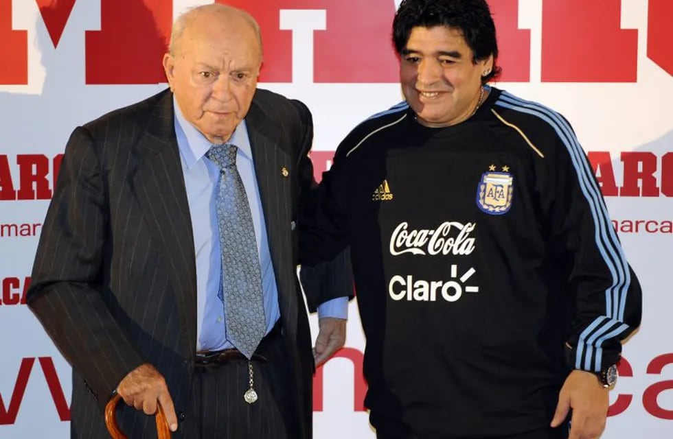 Alfredo Di Stefano y Diego Armando Maradona. (AFP)