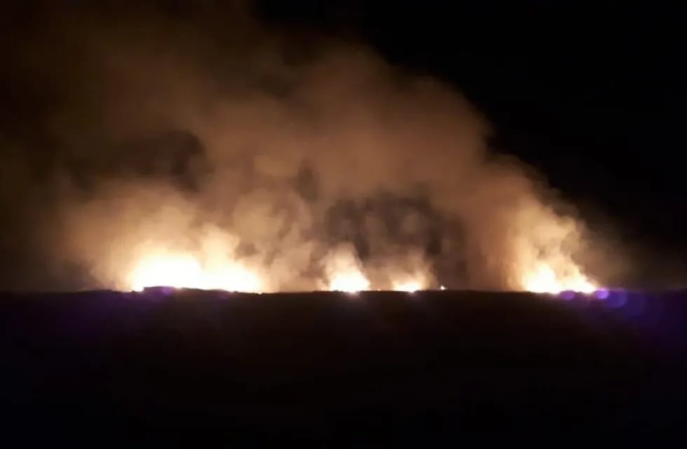 Incendio al pide de Los Gigantes en Tanti. (foto: Facebook / Bomberos Voluntarios Tanti).