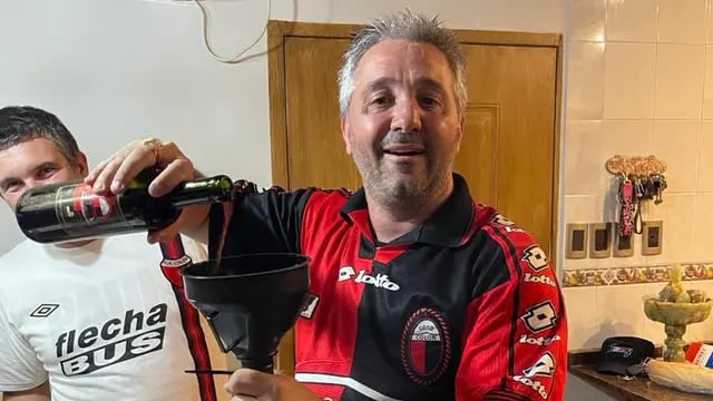 Hincha de Colón sirvió vino en las cenizas del abuelo