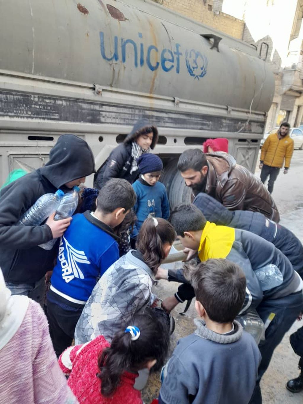 Un camión de UNICEF brinda agua segura a chicas y chicos en Aleppo, al norte de Siria.  