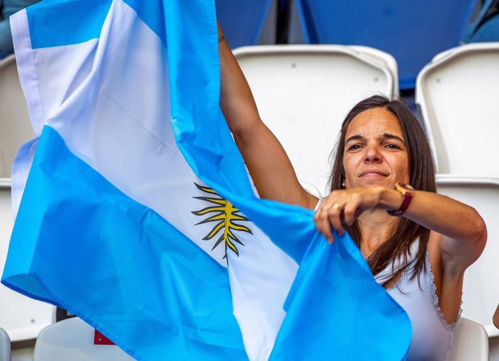 Vamos Argentina. En el reciente Mundial de Francia, aficionados argentinos animan a la Albiceleste antes de un encuentro del grupo D del Mundial Femenino de Fútbol entre Argentina y Escocia en el estadio Parque de los Príncipes en París. (EFE/ Srdjan Suki)