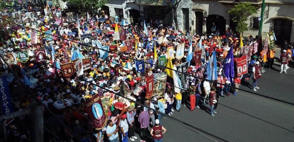 Los peregrinos durante la procesión. (VíaSalta)