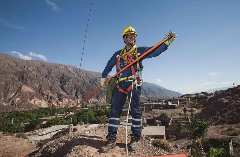 Trabajador de redes eléctricas, en Jujuy
