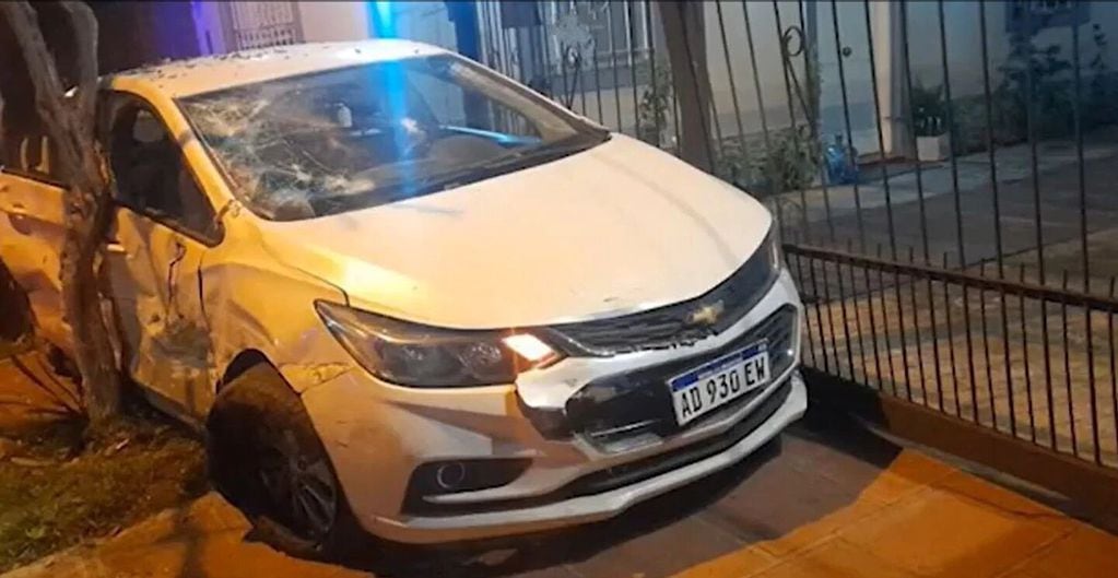 Así quedó el auto una vez que la Policía pudo detenerlo. (Captura de video).