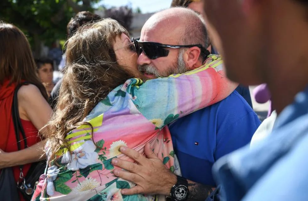 Una mujer abraza a Sergio Maldonado, hermano de Santiago.