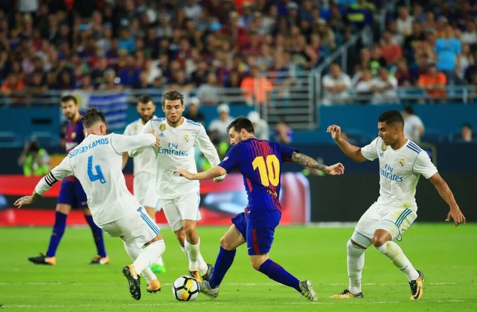 MIAMI GARDENS, FL - JULY 29: Lionel Messi #10 of Barcelona controls the ball against in the first half against Real Madrid during their International Champions Cup 2017 match at Hard Rock Stadium on July 29, 2017 in Miami Gardens, Florida.   Chris Trotman/Getty Images/AFP\n== FOR NEWSPAPERS, INTERNET, TELCOS & TELEVISION USE ONLY ==