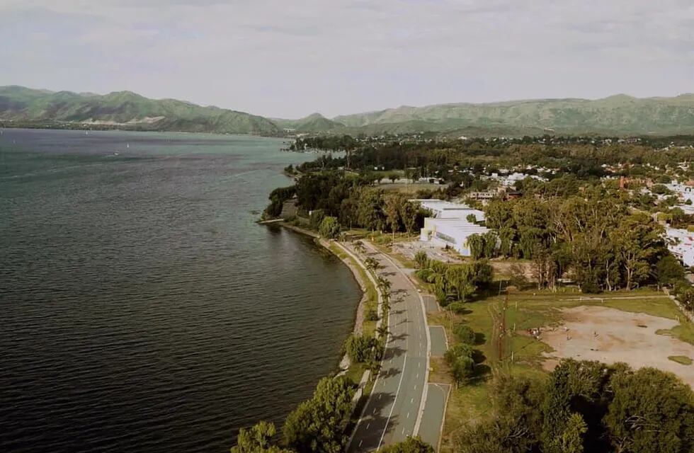 Costanera del lago San Roque en Villa Carlos Paz, vista desde lo alto. (Foto: Federico Cavagni).