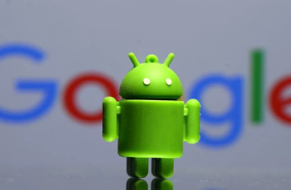 FILE PHOTO: A 3D printed Android mascot Bugdroid is seen in front of a Google logo in this illustration taken July 9, 2017. REUTERS/Dado Ruvic/Illustration/File Photo