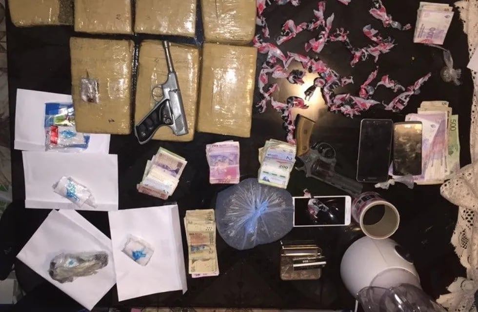 Una mujer fue detenida tras un allanamiento en Las Heras donde encontraron más de cinco kilos de marihuana, cocaína y armas de fuego.
