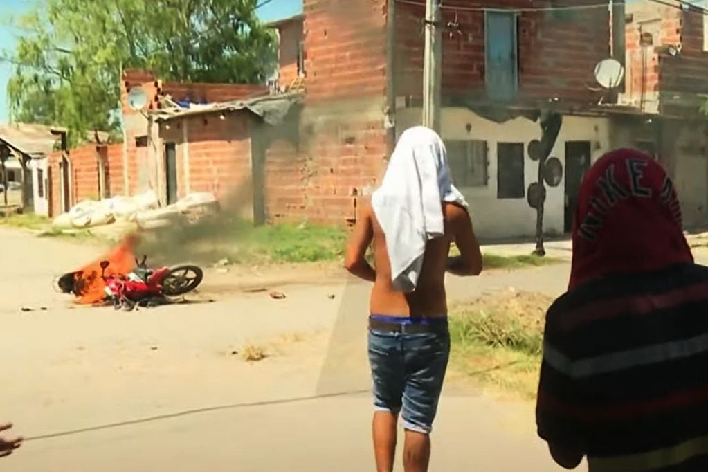 Tensión en Rosario: vecinos queman la moto y arrojan piedras contra un hombre al que acusan de vender drogas en el barrio del chico que murió asesinado este fin de semana.