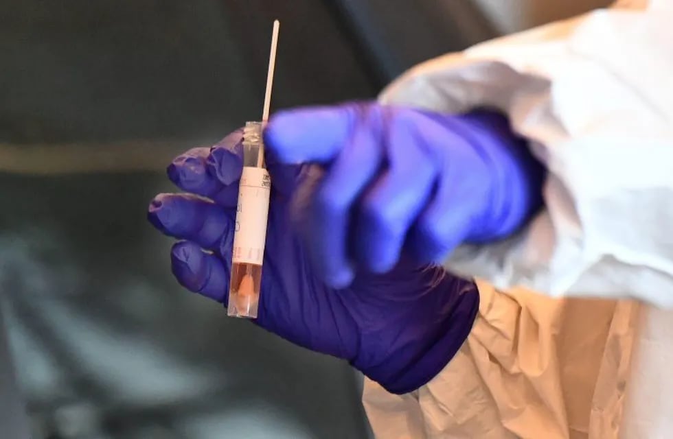 Genova (Italy), 06/04/2020.- Health workers collect swabs and conduct tests on motorists for coronavirus disease COVID-19 positivity at Fiera di Genova in Genoa, Italy, 06 April 2020. (Italia, Génova) EFE/EPA/LUCA ZENNARO