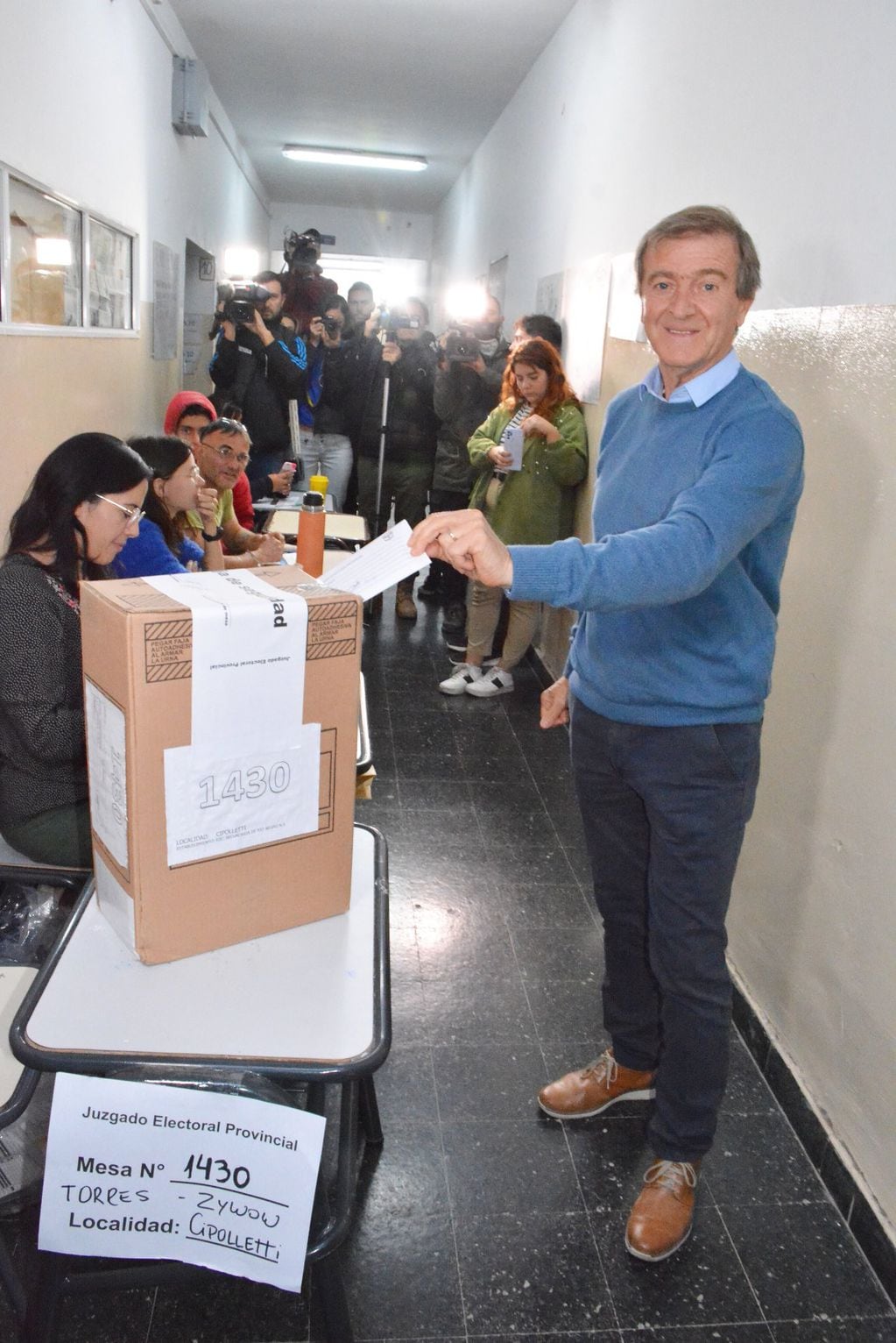 Aníbal Tortoriello emitiendo su voto en las elecciones provinciales de Río Negro.