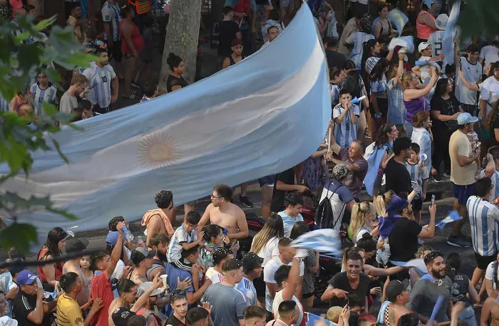 Hinchas de la selección Argentina festejando en el Kilómetro 0 el pase de la selección Argentina a semifinales  en el Mundial Qatar 2022
Foto: José Gutierrez / Los Andes 