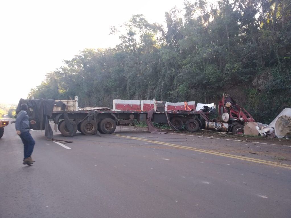 Accidente fatal en Cerro Azul: un camionero fallecido.
