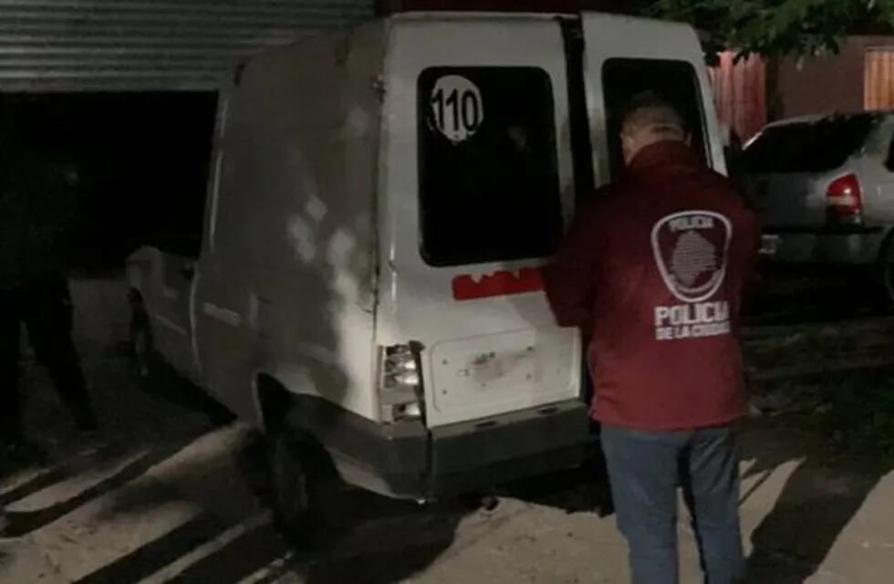 El momento del allanamiento a la camioneta Fiat Fiorino que fue identificada trasladando los carteles contra Cristina Kirchner.