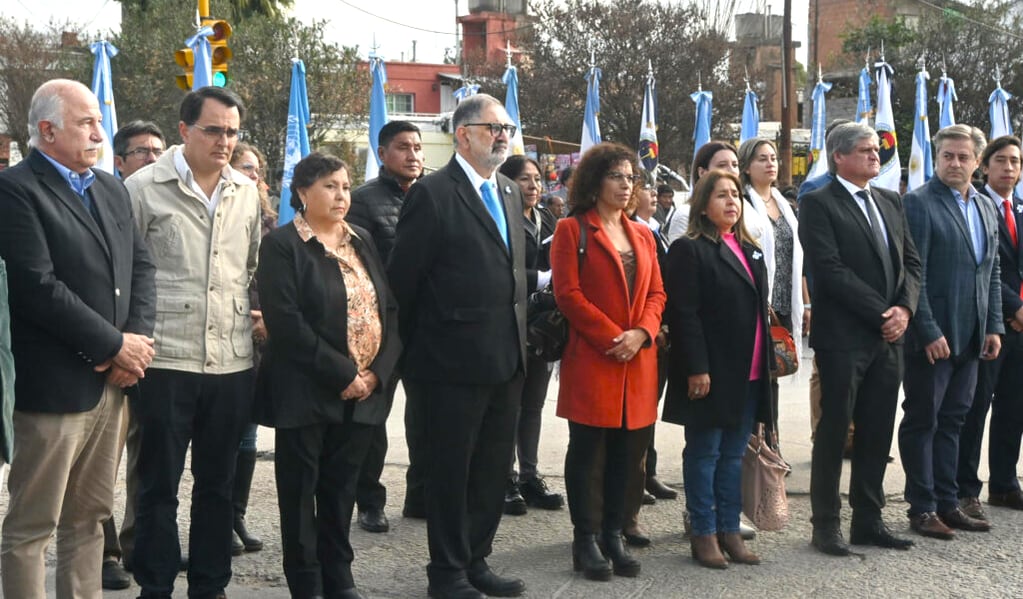 El intendente Raúl Jorge, junto a miembros de su gabinete, legisladores provinciales y municipales, e invitados especiales, encabezaron el acto en recordación del 10 de Junio en San Salvador de Jujuy.