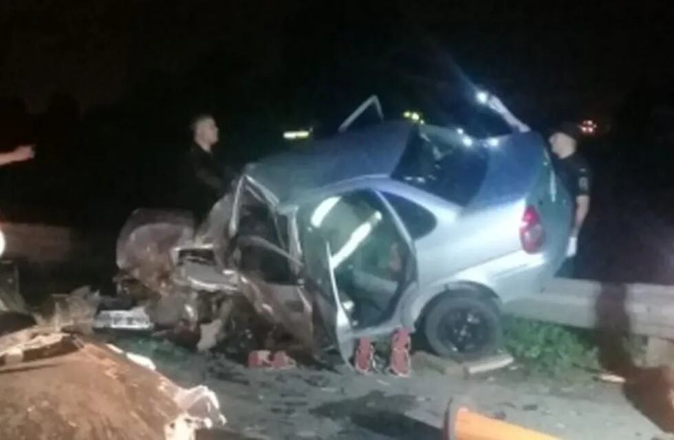 El auto en el que perdió la vida el hombre que fue velado en Capitán Bermúdez. (Archivo)