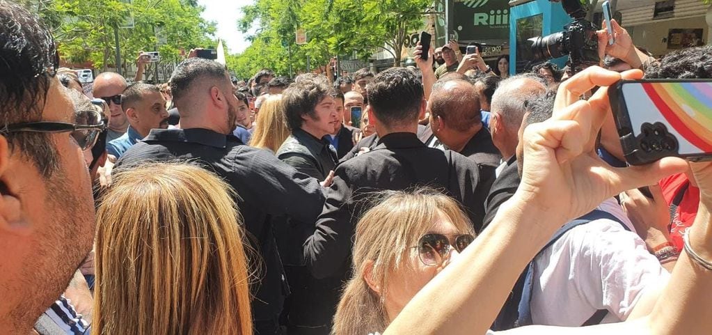 A Javier Milei fue recibido por una multitud en San Juan.