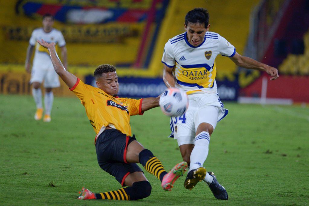 El volante de Boca, Agustín Obando, intenta sortear la dura marca rival. / AP