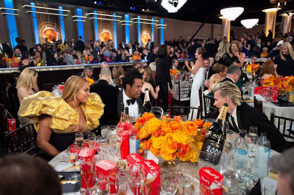 Beyoncee, Jay-Z y Portia de Rossi durante la cena de la gala de los Golden Globes (EFE)