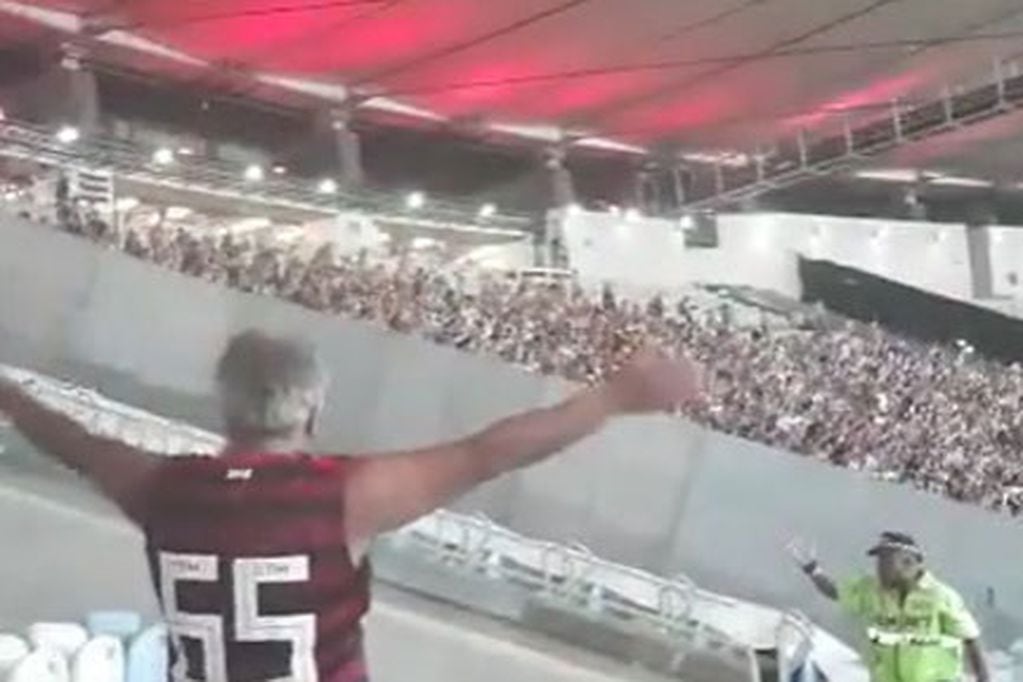 Un hincha de Flamengo aplaudiendo a la hinchada de Talleres en el Maracaná. (Captura de TV)