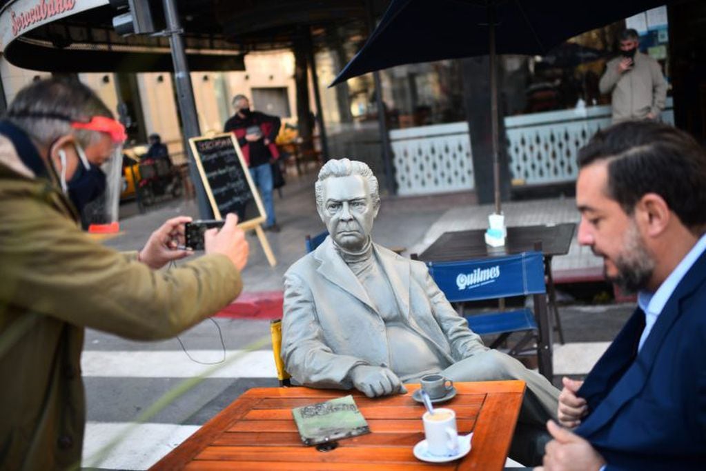 El secretario de Gobierno municipal, Miguel Siciliano junto a la estatua de Salzano.