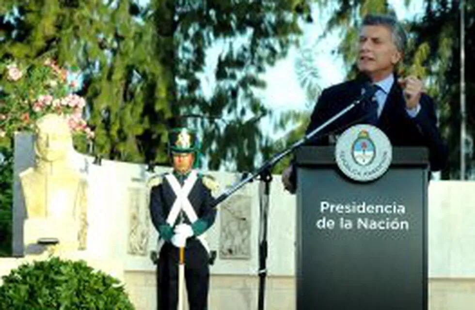 BAS25. BUENOS AIRES (ARGENTINA), 24/01/2017.- Fotografía cedida por la Presidencia de Argentina, del mandatario Mauricio Macri, quien habla hoy, martes 24 de enero de 2017, durante un homenaje al Bicentenario del Cruce de la cordillera de los Andes por pa